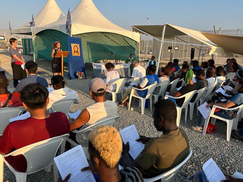 Emoción y oración en el campo de refugiados de Pournara, en Chipre, en la celebración en la que se recuerda a los migrantes fallecidos en el mar