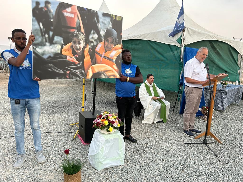 Große Betroffenheit beim Gebet im Flüchtlingscamp von Pournara auf Zypern, bei dem der Flüchtlinge, die im Meer ihr Leben verloren haben