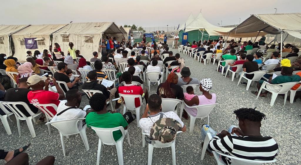 Emoción y oración en el campo de refugiados de Pournara, en Chipre, en la celebración en la que se recuerda a los migrantes fallecidos en el mar