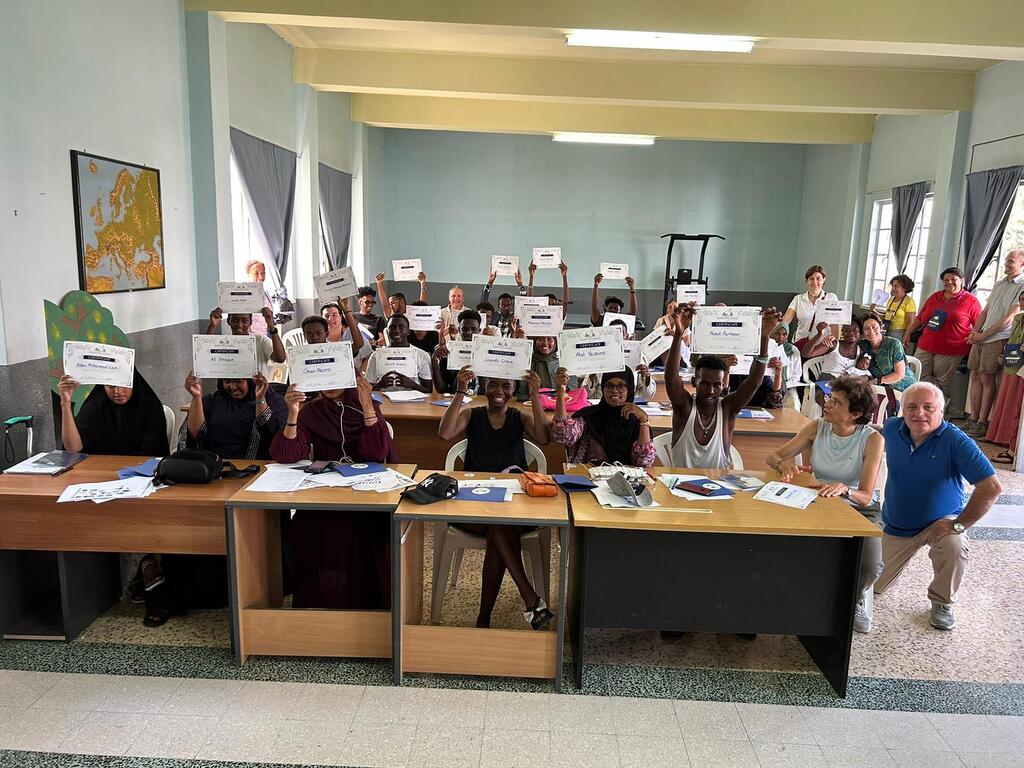 Si conclude con la consegna di diplomi della scuola di inglese, l'estate solidale nel campo profughi di Pournara a Cipro