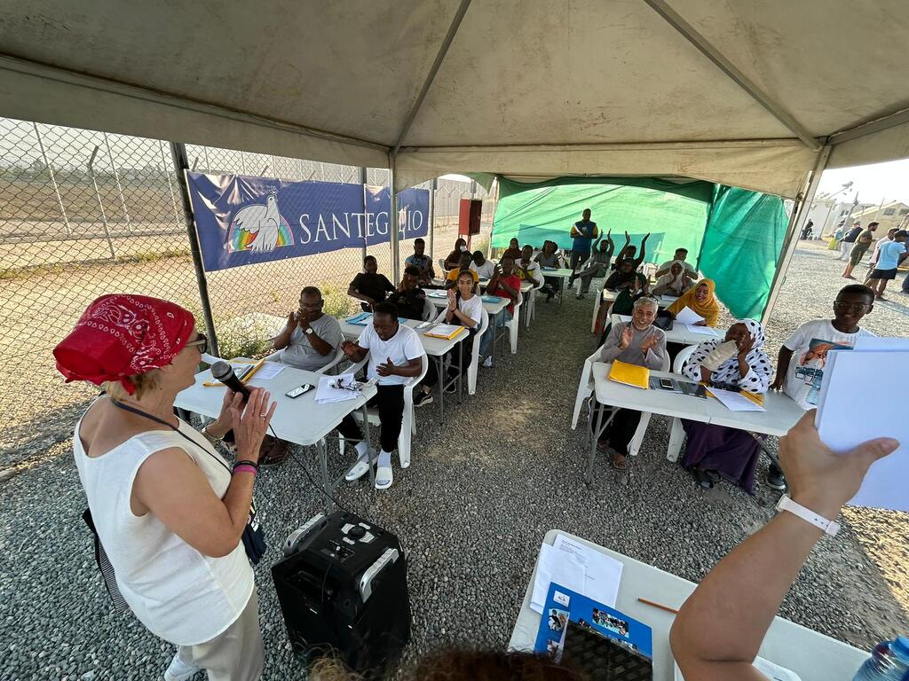 Si conclude con la consegna di diplomi della scuola di inglese, l'estate solidale nel campo profughi di Pournara a Cipro