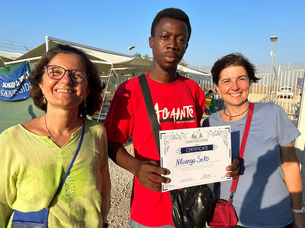 Con la entrega de diplomas de la escuela de inglés, termina el verano solidario en el campo de refugiados de Pournara (Chipre)