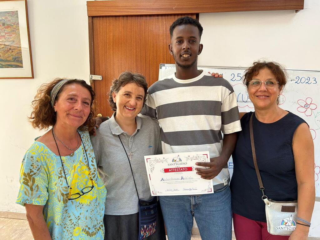 De Zomer van Solidariteit in het vluchtelingenkamp Pournara op Cyprus eindigt met de uitreiking van diploma's van de Engelse school