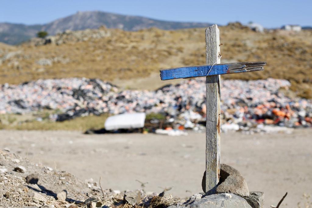 A Lesbos, en peregrinatge al Lifejacket Graveyard, el 