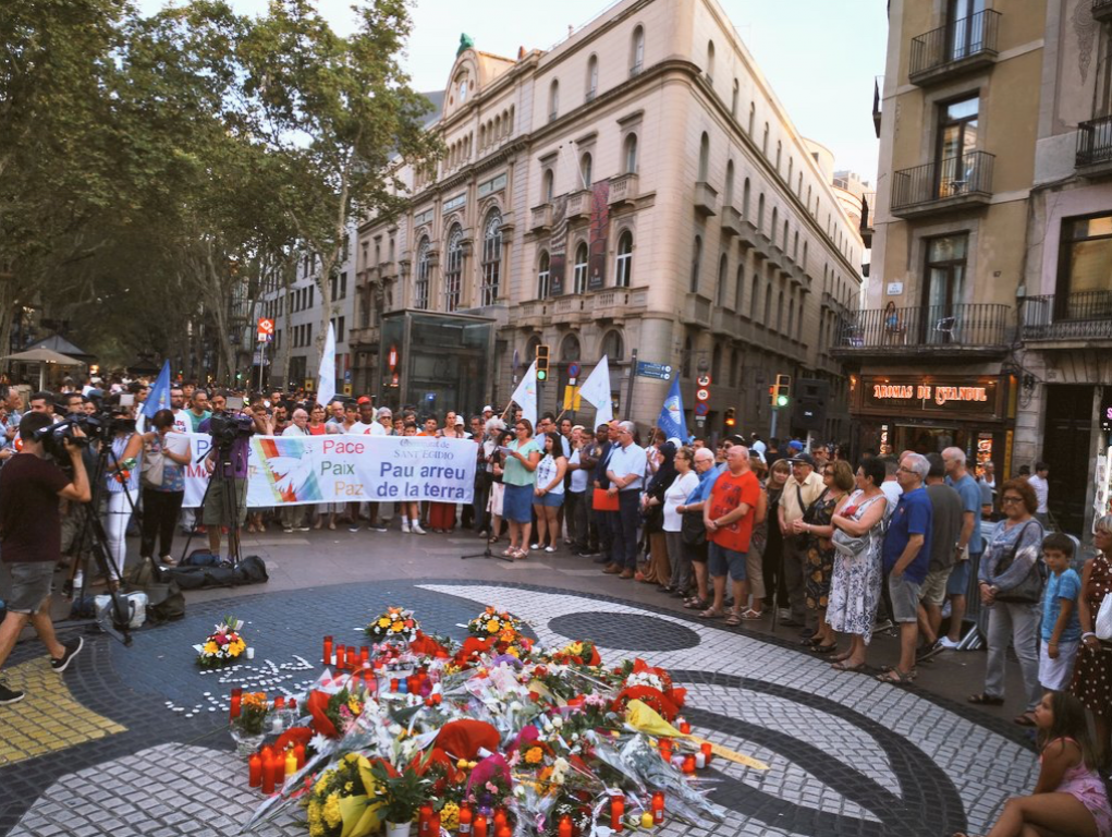 Een jaar na de verschrikkelijke aanslag op de Ramblas in Barcelona: herdenking van de slachtoffers en gebed voor de vrede
