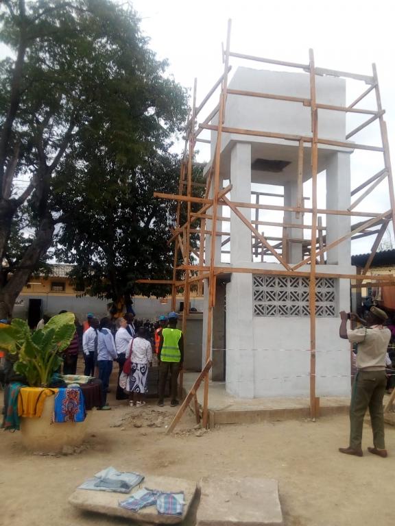 Humanizar as prisões em Moçambique: lançamento da primeira pedra da enfermaria na prisão de Tete.