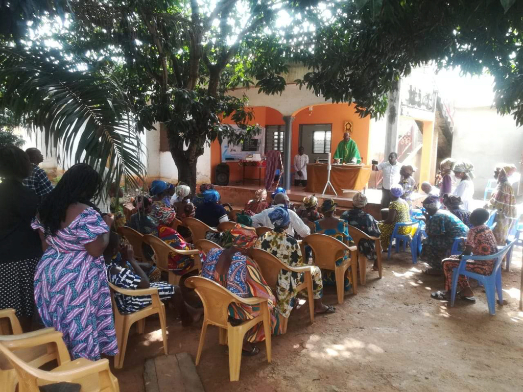 多哥团体在洛美的新家为老人祈祷和声援
