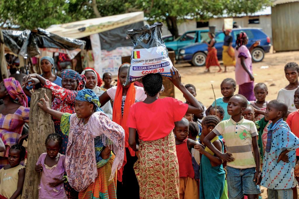 Aiuti umanitari nel campo per rifugiati interni di Kunchigoro ad Abuja in Nigeria