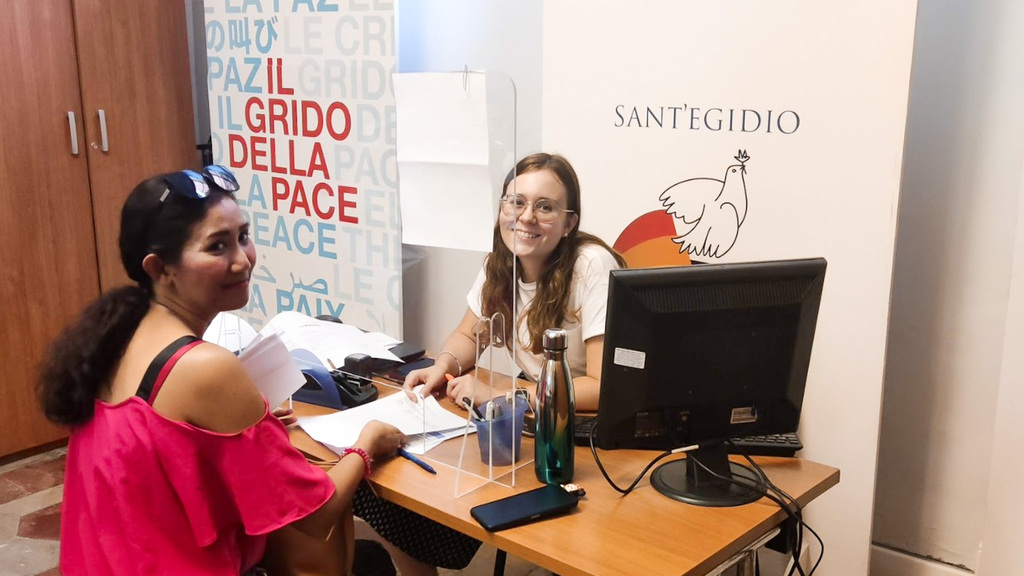 La scuola, via maestra per l'integrazione dei nuovi europei: sono iniziati i corsi (gratuiti) di lingua e cultura italiana di Sant'Egidio.