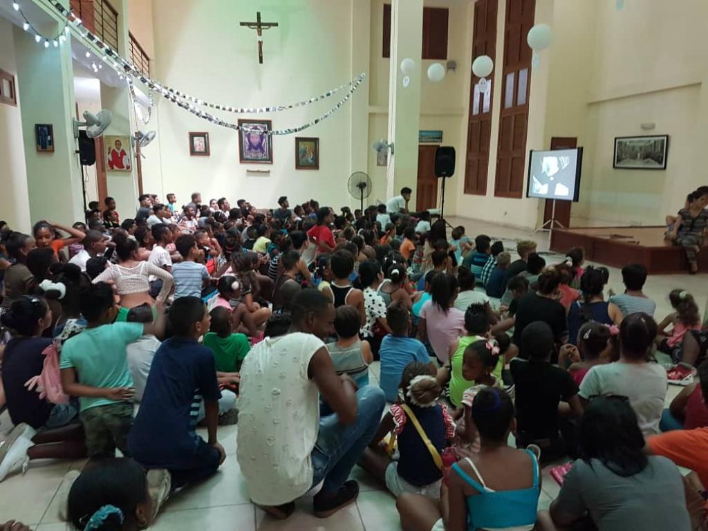 En Cuba vuelven a abrir las escuelas... y en la casa de la Comunidad se hace fiesta
