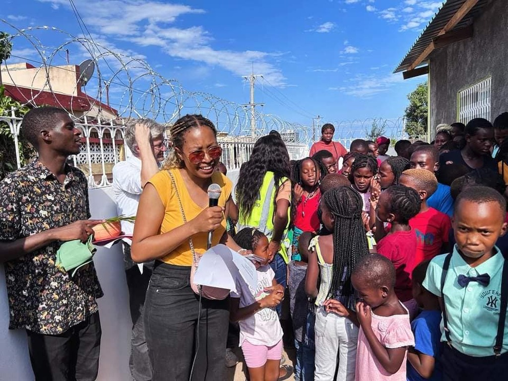 A Maputo, al barri de Polana Caniço, se celebra la reestructuració de l’Escola de la Pau