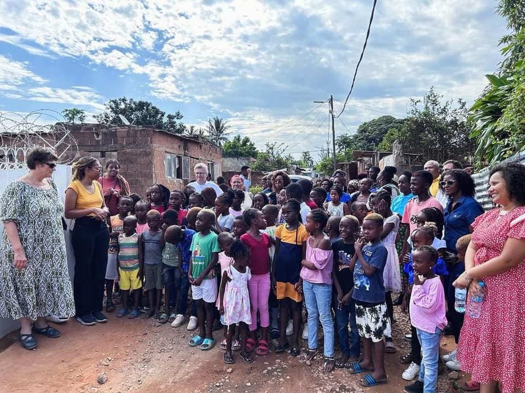 A Maputo, nel quartiere del Polana Caniço, una cerimonia per celebrare la ristrutturazione della Scuola della Pace