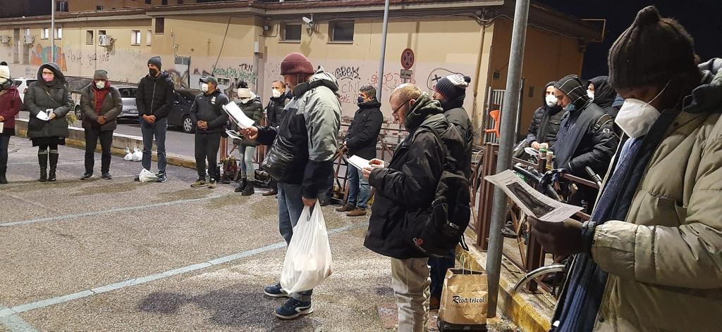 In de straten en stations van Rome bidden daklozen voor vrede in Oekraïne en voor de opvang van vluchtelingen