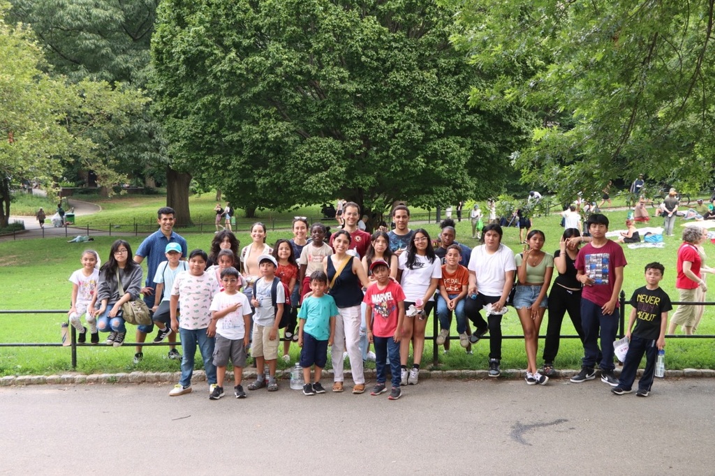 与纽约和平学校团结一致，探索城市的夏天