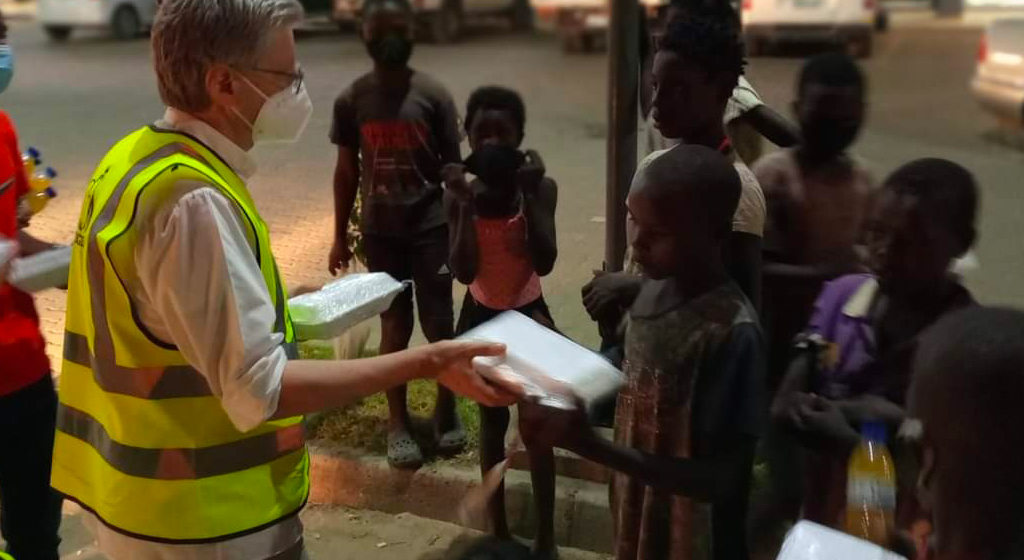 Food for everyone: Sant'Egidio's campaign also reaches street children in Tete, Mozambique