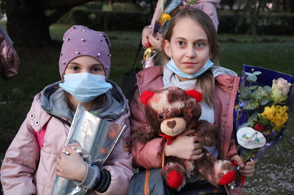 L'arrivo di un gruppo di madri con i bambini a Grottaferrata, vicino Roma: in salvo grazie all'aiuto della Comunità in Ucraina