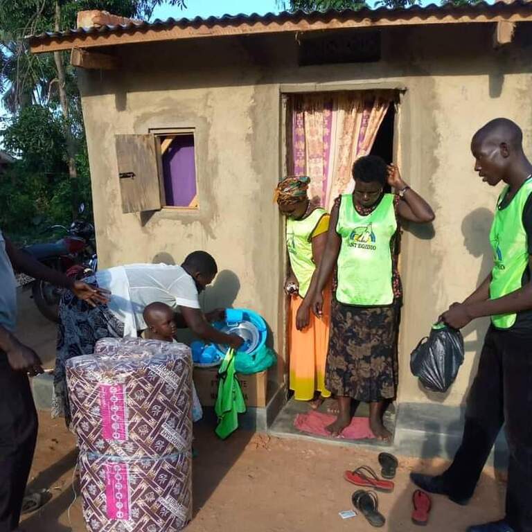 Los jóvenes de Sant'Egidio de Uganda construyen una casa para ayudar a salir de la pobreza