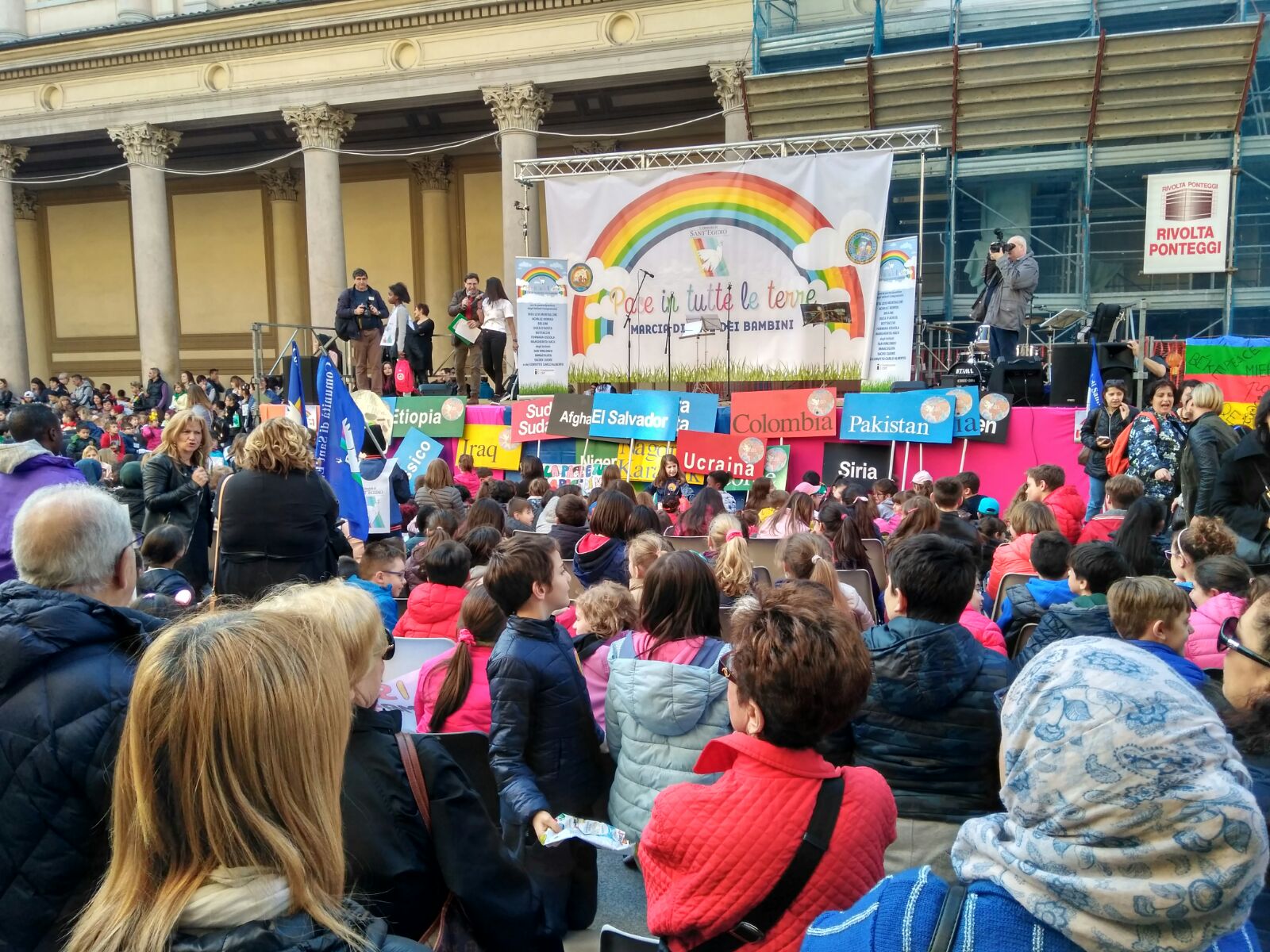 A Novara, Il messaggio di 2 mila bambini: "La pace si coltiva ogni giorno"