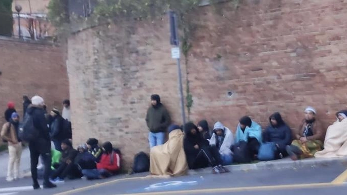 La "rotta" dei profughi verso il park dell'Appiani «Dormono anche in 40»
