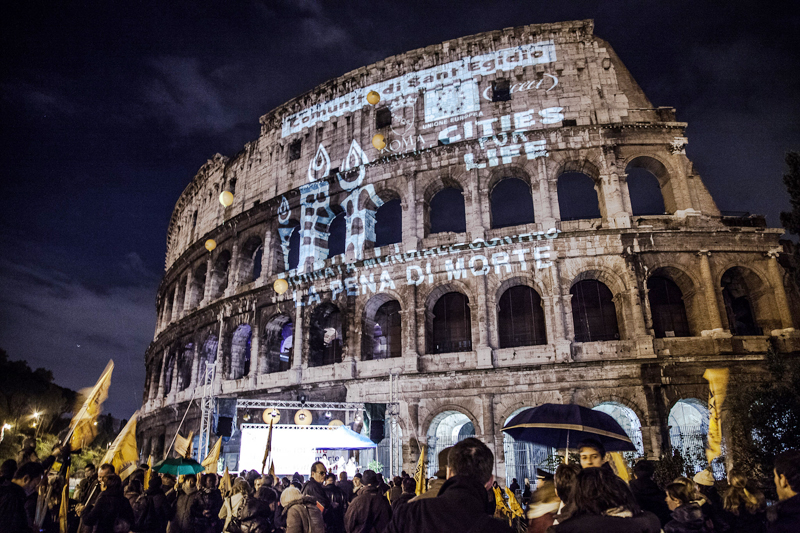 La Giornata delle Città per la Vita è ufficialmente aperta con l'accensione del Colosseo