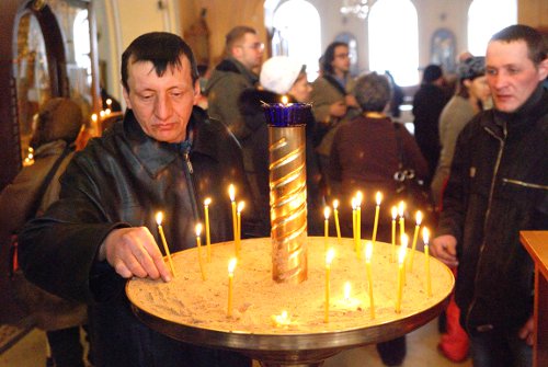 Preghiera in memoria delle persone morte per la durezza della vita sulla strada a Mosca
