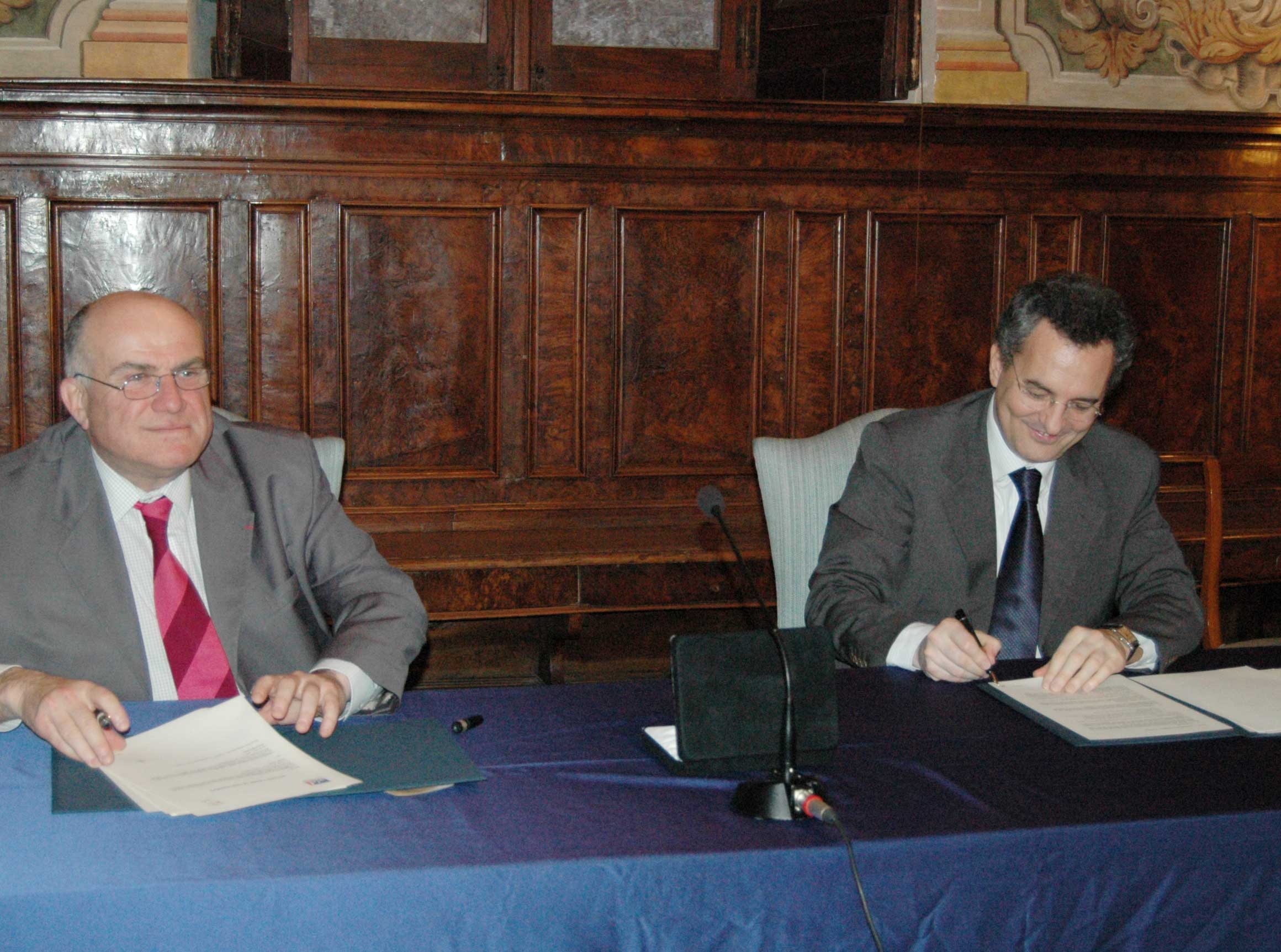 La firma dell'accordo tra il prof. Marco Impagliazzo, Presidente della Comunità di Sant'Egidio, e Dov Zerah, Direttore Genrale dell'Agence Francaise de Développement