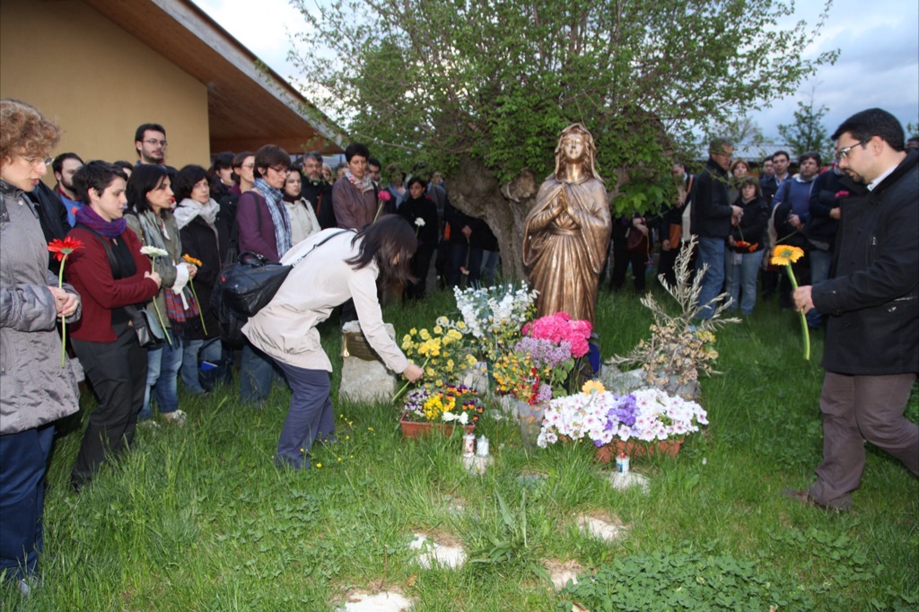 La Comunità di Sant'Egidio in preghiera ad Onna (L'Aquila)