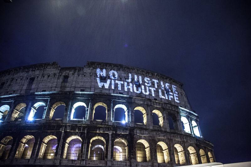 La Giornata delle Città per la Vita è ufficialmente aperta con l'accensione del Colosseo