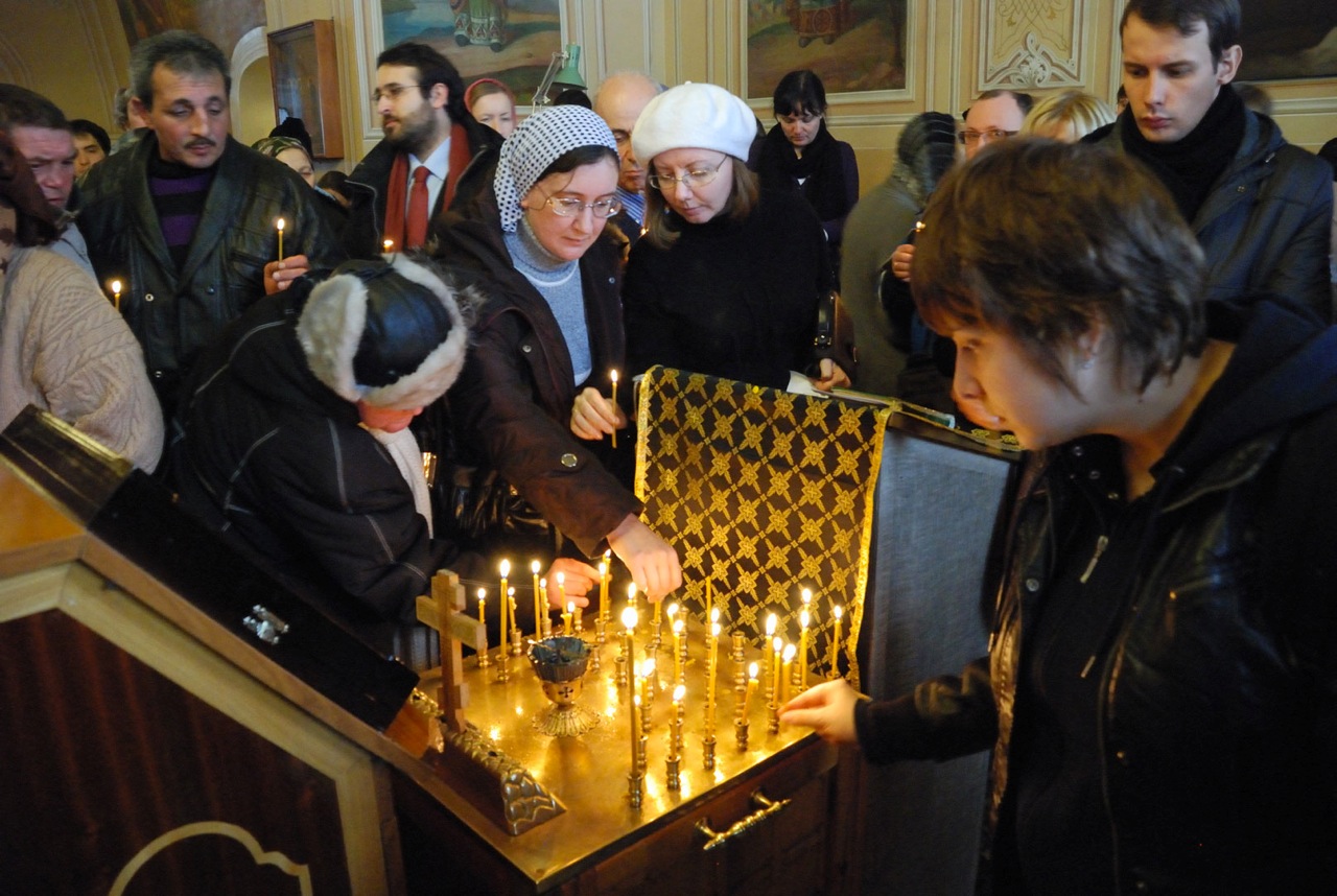 Immagini della preghiera per Lilia e tutti i senza fissa dimora morti per la durezza della vita in strada, organizzata dalla Comunità di Sant'Egidio a Mosca