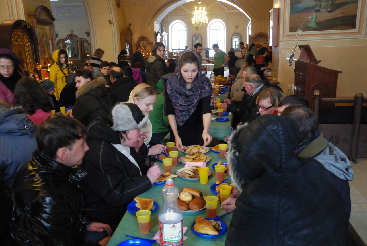Un momento di ristoro al termine della preghiera per Lilia e tutti i senza fissa dimora morti per la durezza della vita in strada, organizzata dalla Comunità di Sant'Egidio a Mosca