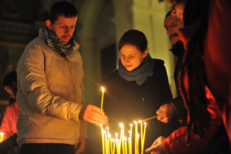 W intencji każdego ze zmarłych bezdomnych zapalano świecę