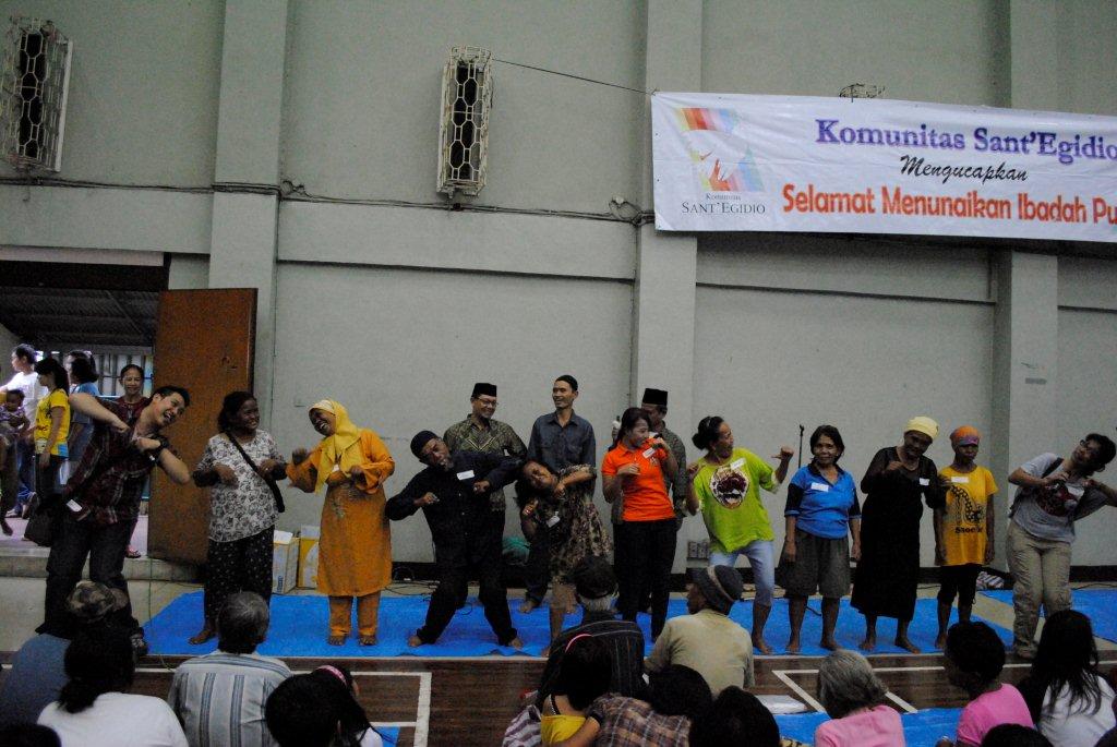 Jakarta, Indonesia, cene di solidarietà per la fine del Ramadan