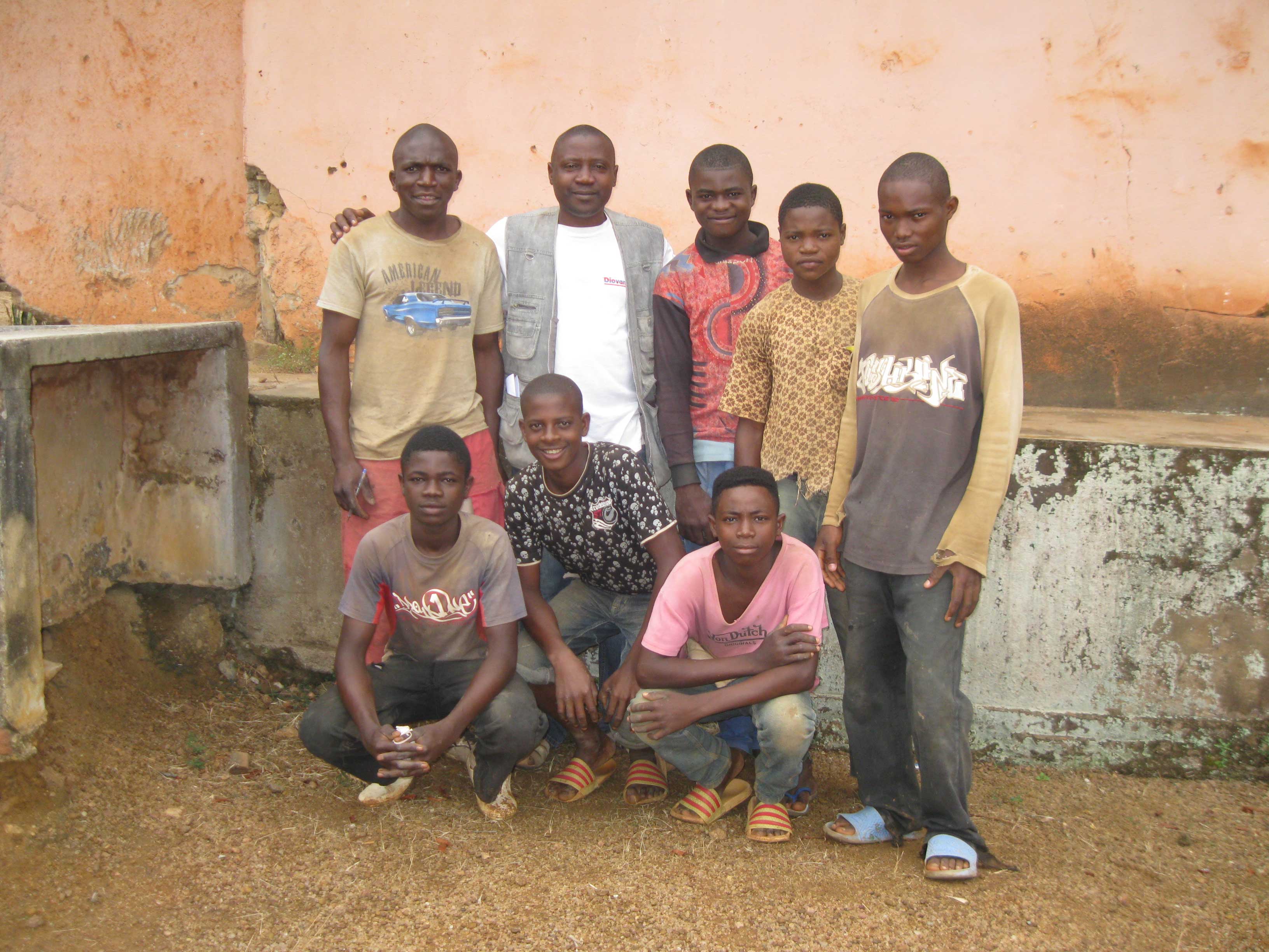 I ragazzi attorno a Placide, responsabile della Comunità di Mbalmayo
