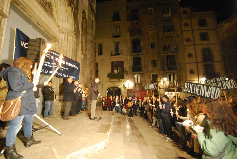 Tanti giovani e immigrati alla marcia silensiosa in ricordo della notte dei cristalli del 1938  promossa dalla Comunità di Sant'Egidio e dalla Comunità Ebraica di Barcellona