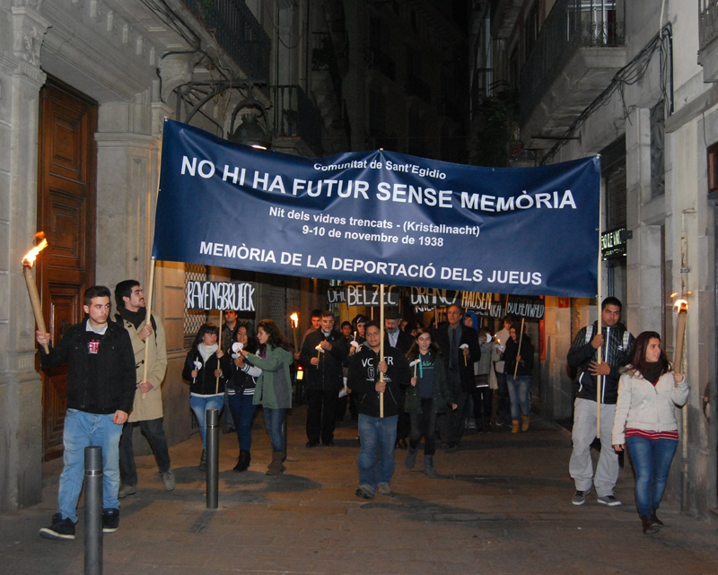 Tanti giovani e immigrati alla marcia silensiosa in ricordo della notte dei cristalli del 1938  promossa dalla Comunità di Sant'Egidio e dalla Comunità Ebraica di Barcellona