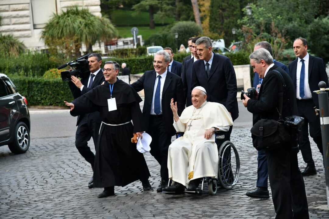 Il Papa saluta i bambini