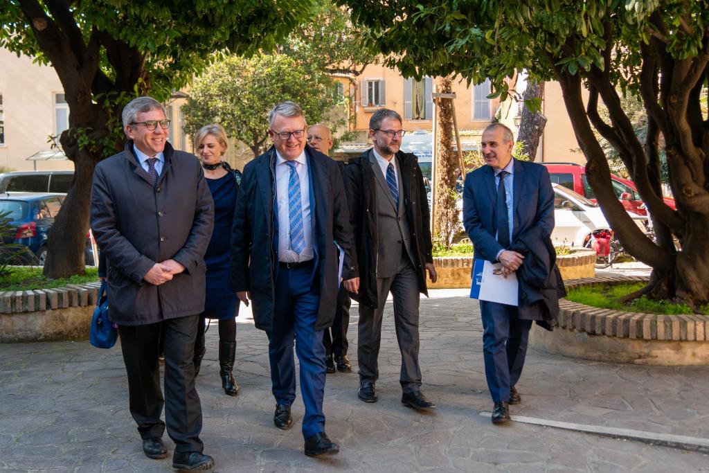 El Comisario europeo por el trabajo Nicolas Schmit visita los lugares de inclusión y solidaridad de Sant'Egidio en el Trastevere