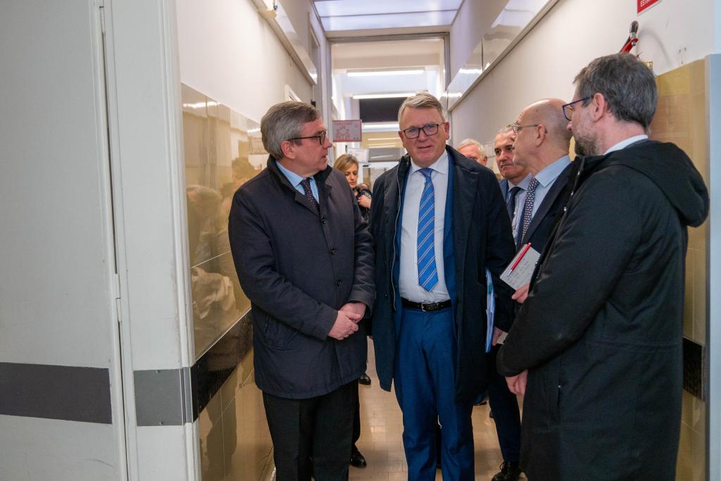 El Comisario europeo por el trabajo Nicolas Schmit visita los lugares de inclusión y solidaridad de Sant'Egidio en el Trastevere
