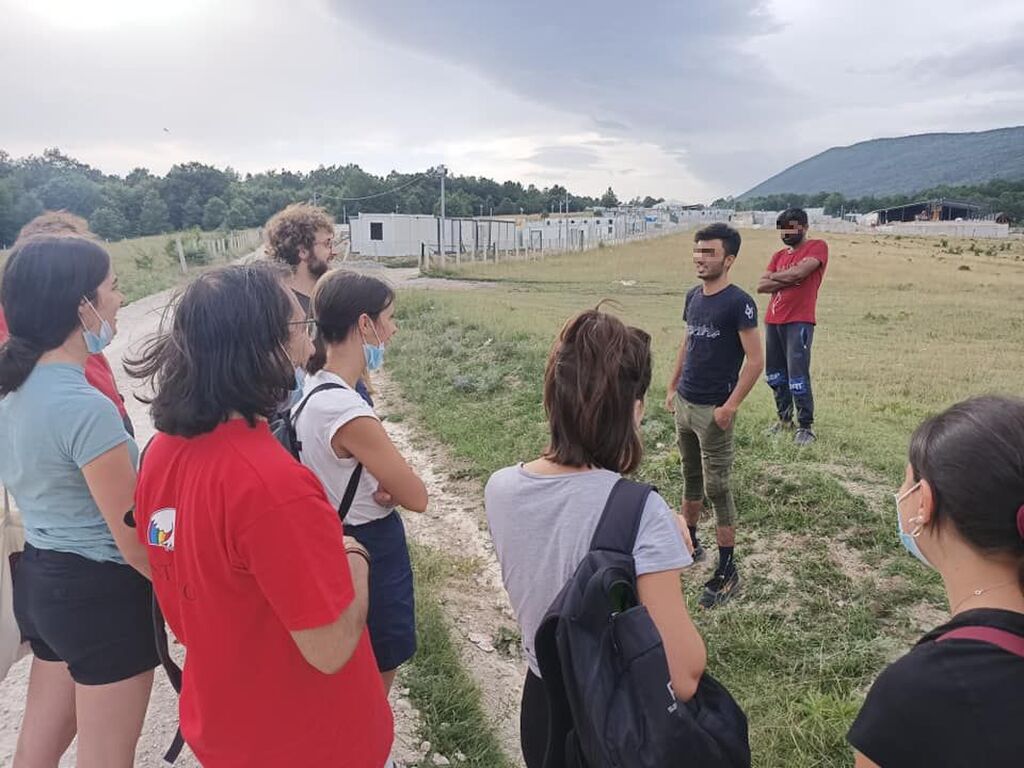 Les jeunes pour la paix de Padoue et Bologne avec des jeunes migrants à la frontière avec la Bosnie