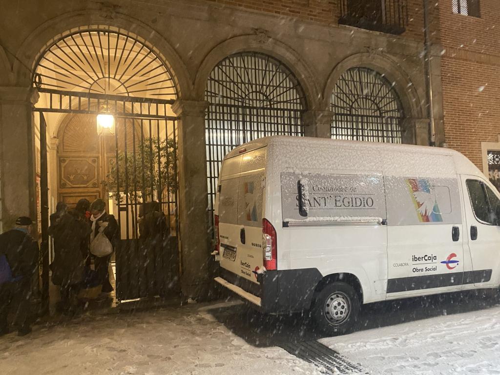 Madrid sous la neige : Sant'Egidio apporte de la nourriture et des couvertures aux sans-abri et demande l'ouverture de lieux d’hébergement
