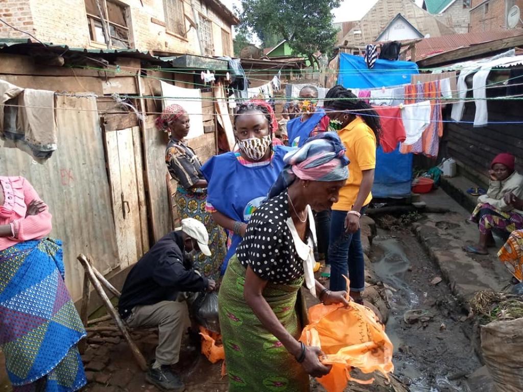 Contre la pandémie dans le Kivu (République Démocratique du Congo), on distribue de la nourriture et des masques aux personnes âgées les plus pauvres