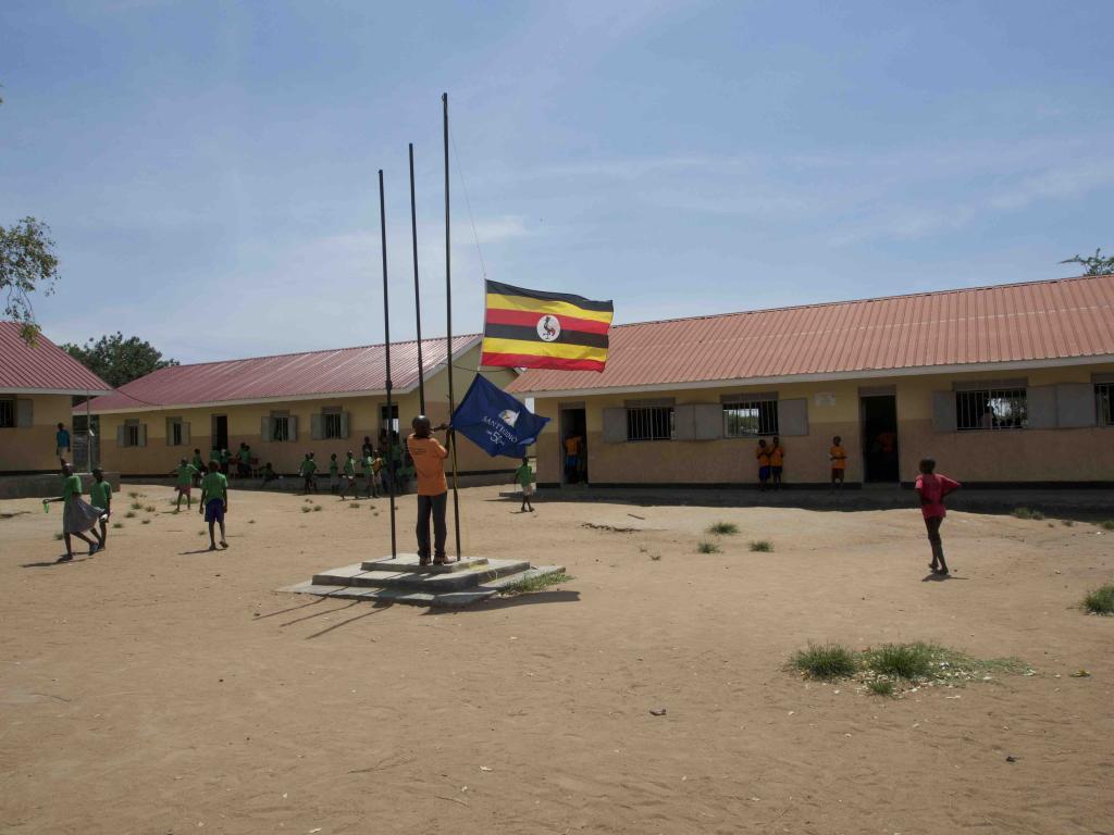 La Escuela de la Paz del campo de refugiados de Nyumanzi cumple 5 años. Un alto porcentaje de los niños refugiados de Sudán del Sur han aprobado los exámenes estatales