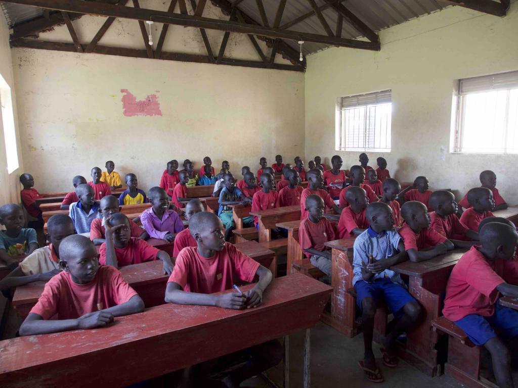 La Escuela de la Paz del campo de refugiados de Nyumanzi cumple 5 años. Un alto porcentaje de los niños refugiados de Sudán del Sur han aprobado los exámenes estatales