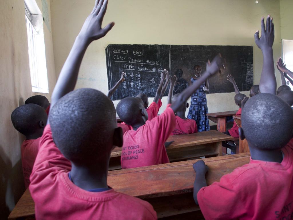 The School of Peace of the Nyumanzi refugee camp turns 5 years old. High percentage of promoted to state exams among refugee children from South Sudan.