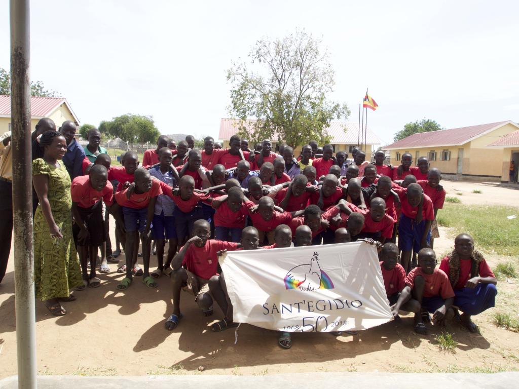 La Escuela de la Paz del campo de refugiados de Nyumanzi cumple 5 años. Un alto porcentaje de los niños refugiados de Sudán del Sur han aprobado los exámenes estatales