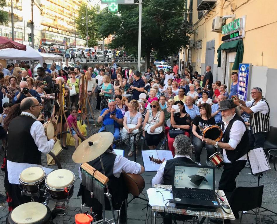 Una festa nel popolato quartiere dei Vergini – Sanità (Napoli), all'insegna della solidarietà e dell'integrazione