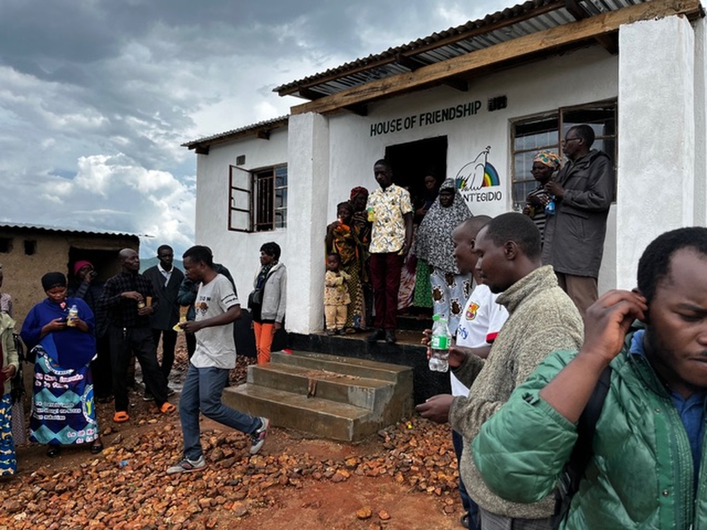 Een huis voor ouderen in gebruik genomen in het grote Dzaleka vluchtelingenkamp in Malawi