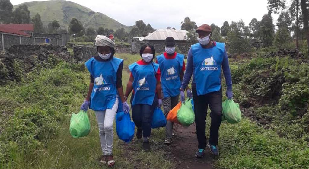 Contre la pandémie dans le Kivu (République Démocratique du Congo), on distribue de la nourriture et des masques aux personnes âgées les plus pauvres
