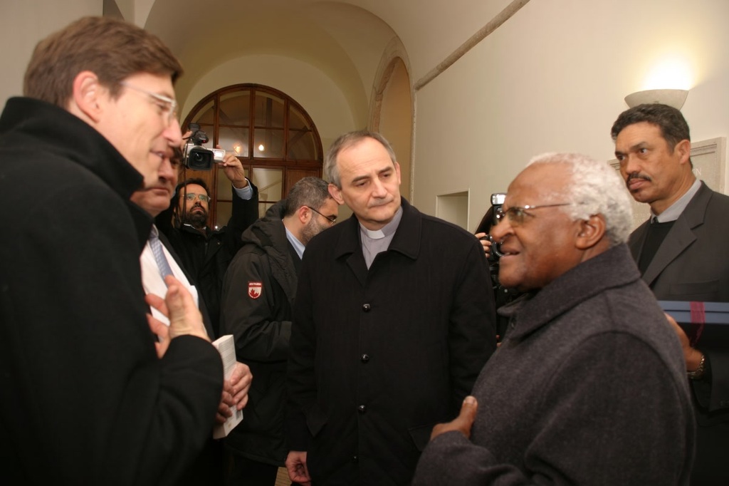 Desmond Tutu feiert 90. Geburtstag: Glückwunschschreiben von Kardinal Matteo Zuppi, in dem er an die lange Freundschaftsgeschichte und den gemeinsamen Einsatz mit Sant'Egidio erinnert