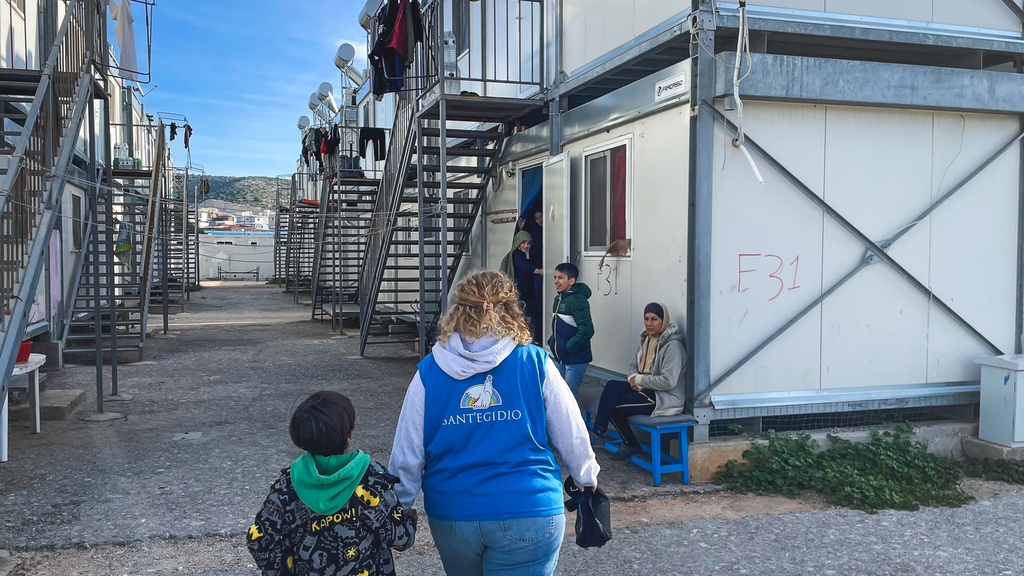 Die Jugend für den Frieden in Athen bei den Flüchtlingskindern im Camp von Schisto, damit 